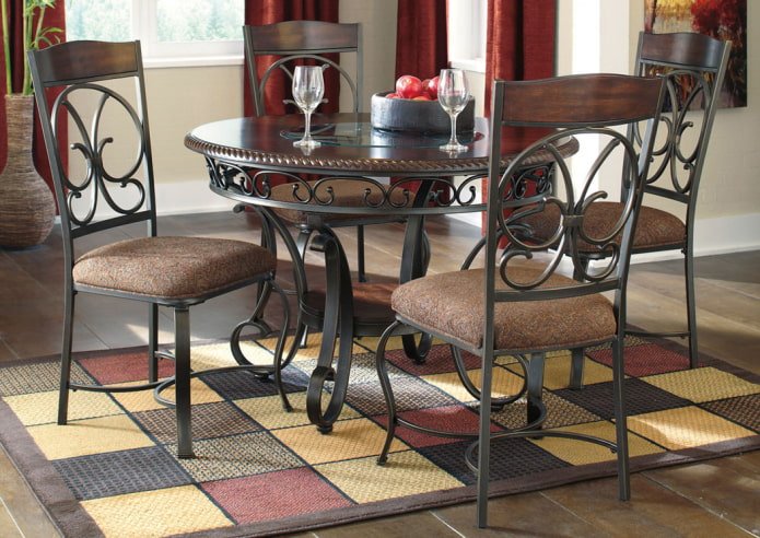 Mesa de comedor forjada en el interior