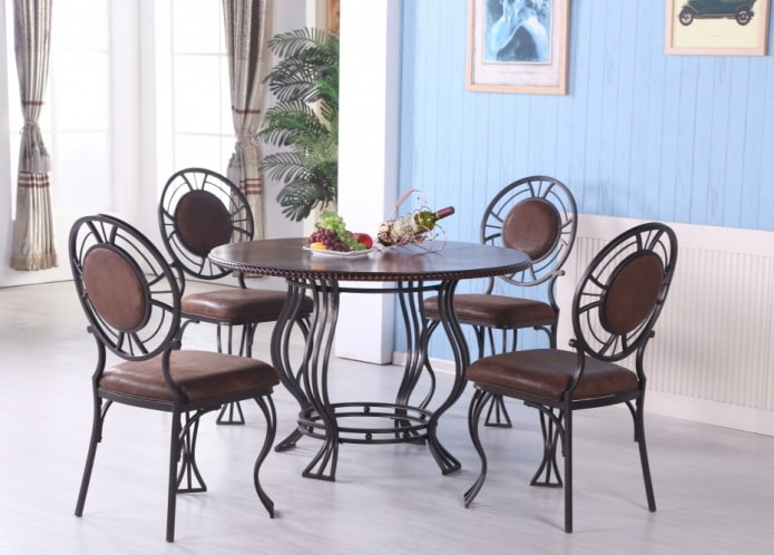 Mesa de comedor forjada en el interior