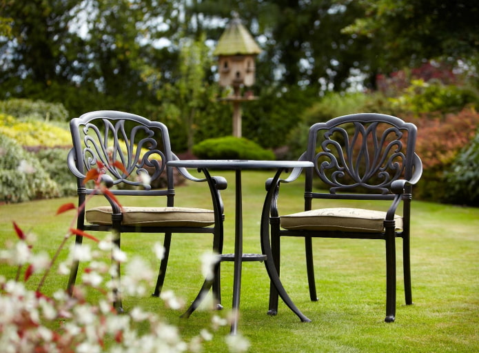 mesa de jardín forjada en el exterior