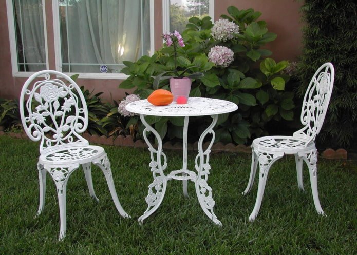 Mesa forjada calada en el exterior