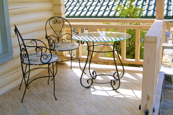 Mesa de exterior forjada en la terraza