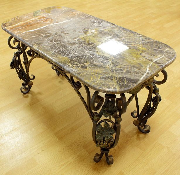 Mesa con tablero de piedra