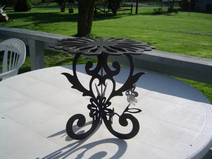 mesa figurada forjada en el exterior