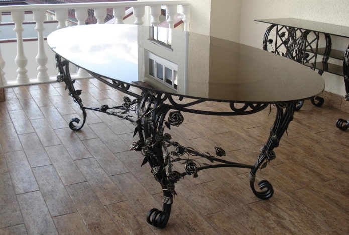 Mesa de espejo forjado en interior