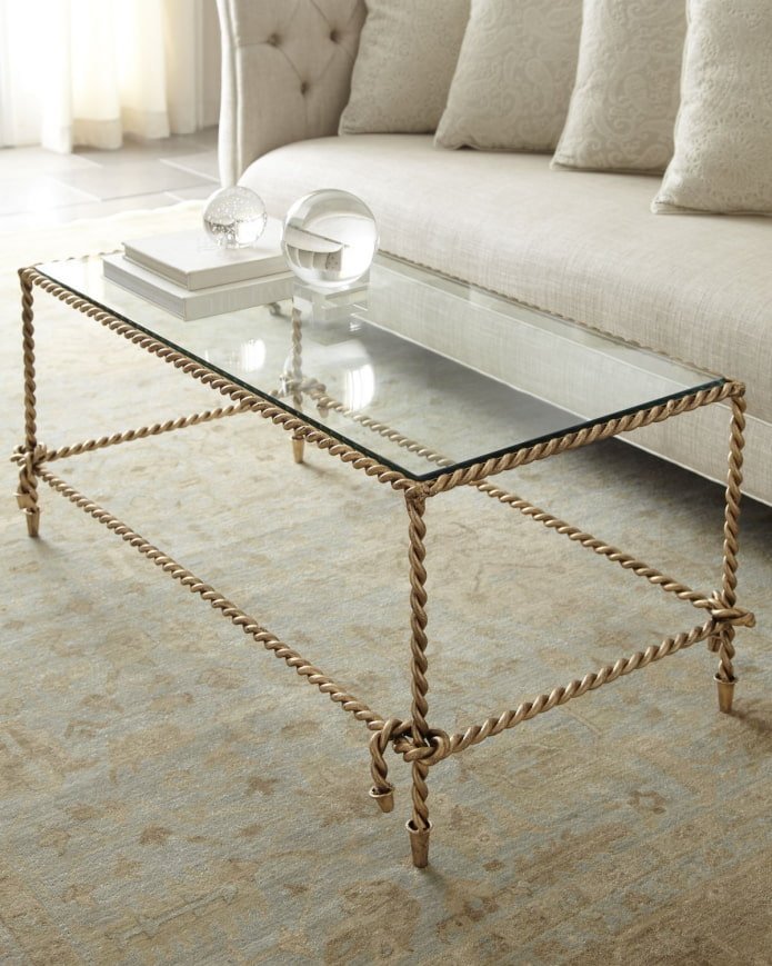 mesa de hierro forjado inusual con tablero de cristal