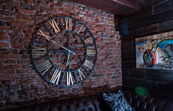 reloj de hierro en estilo loft