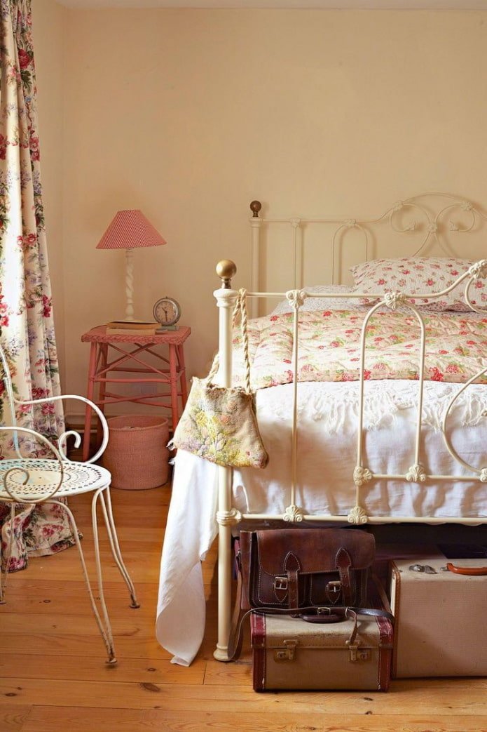 cama forjada en estilo provenzal