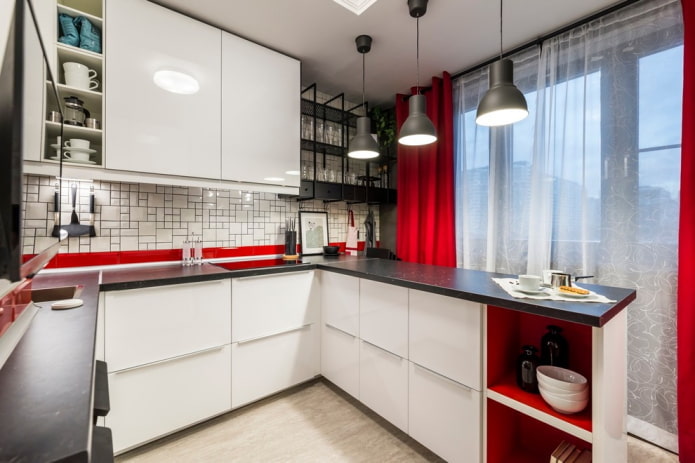Interior de cocina con detalles en rojo