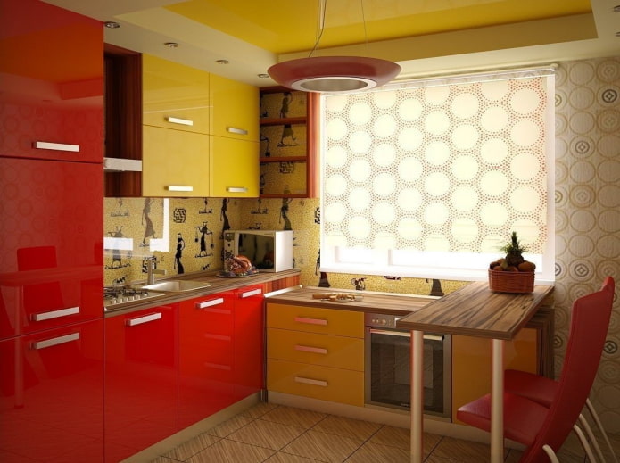 Interior de cocina en tonos amarillos y rojos