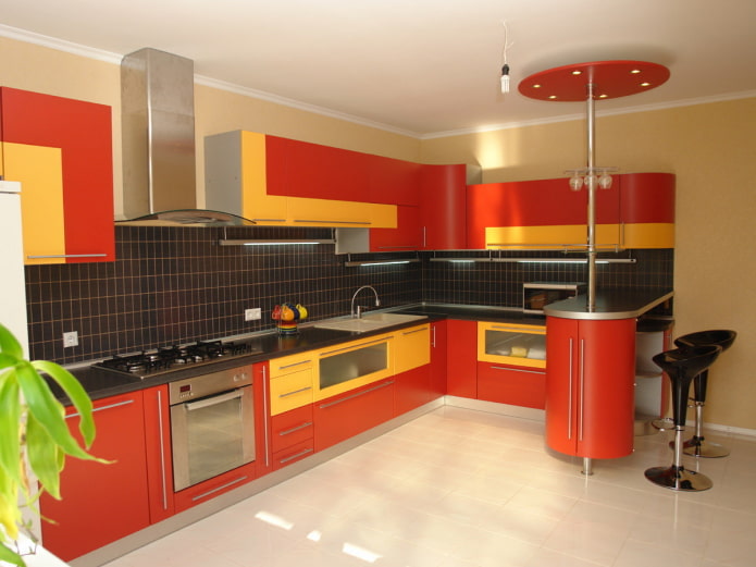 Interior de cocina en tonos amarillos y rojos