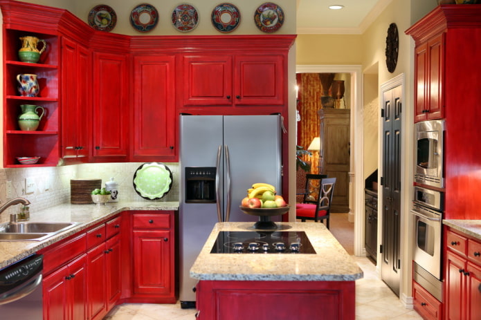 Interior de una cocina pequeña en tonos rojos