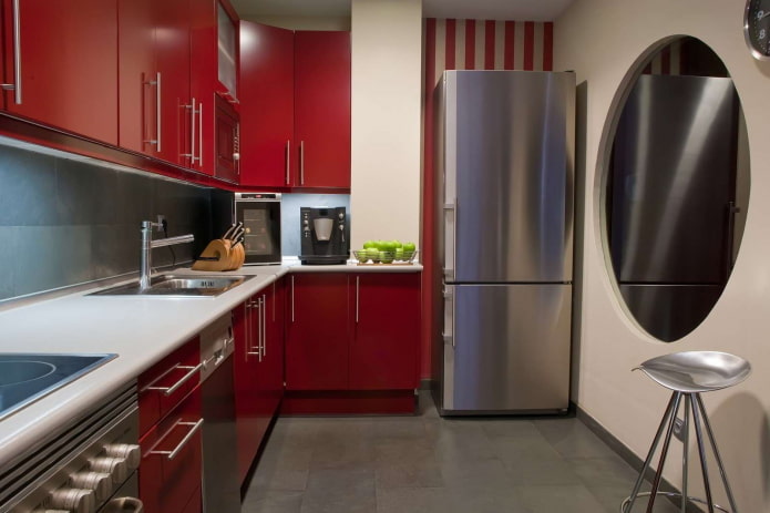 Interior de una cocina pequeña en tonos rojos