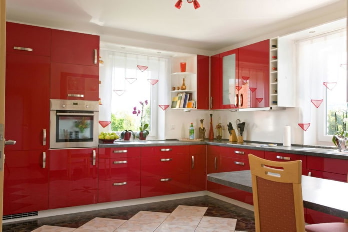 Cortinas rojas para el interior de la cocina