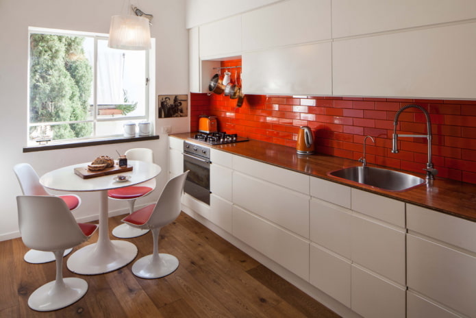 Interior de cocina con detalles en rojo
