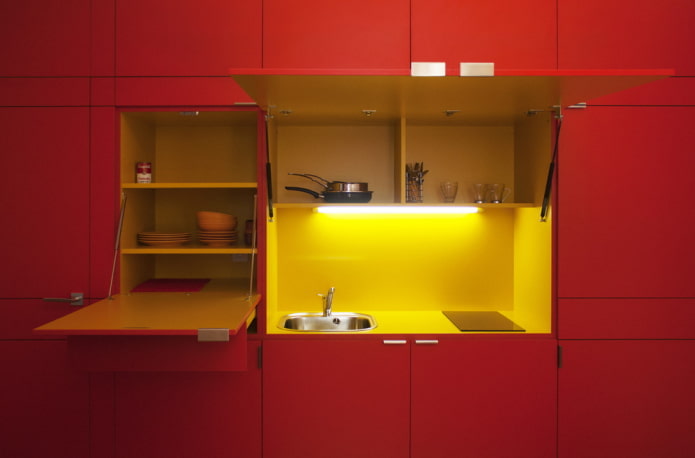 Interior de cocina en tonos amarillos y rojos