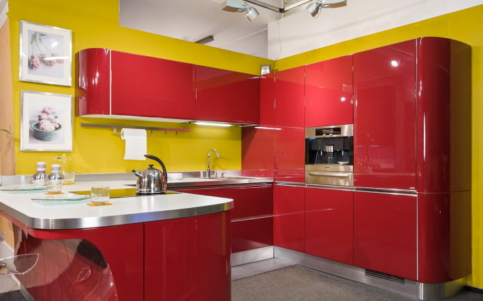 Interior de cocina en tonos amarillo-rojos
