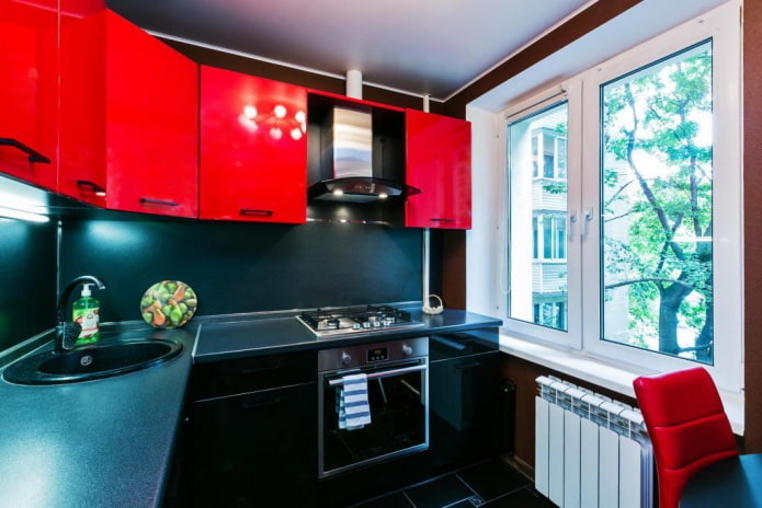 Cocina roja y negra en un edificio de Jruschov
