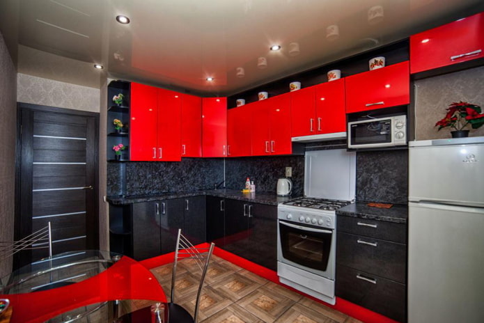 Cocina roja y negra con puerta oscura