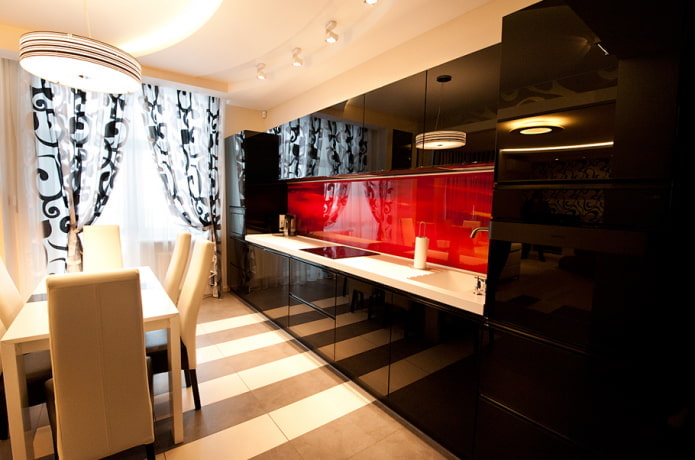 Cocina con sillas y paredes beige