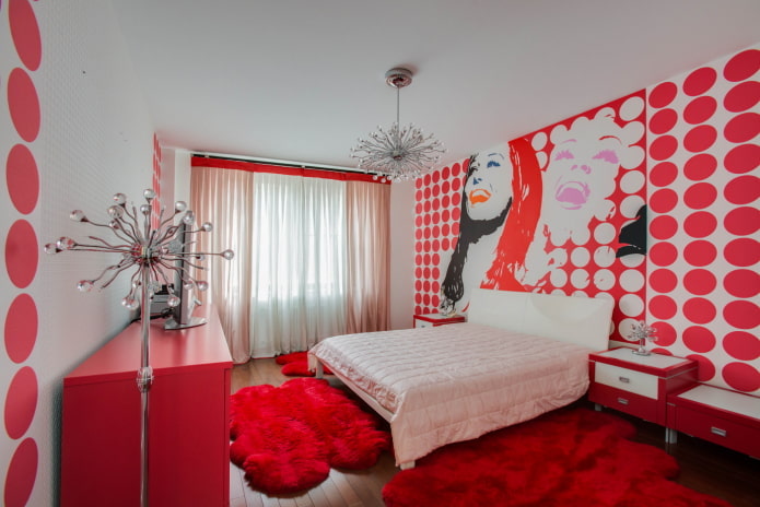 cortinas claras en un dormitorio blanco y rojo