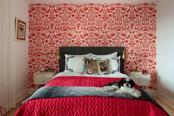 Papel pintado rojo y blanco en el dormitorio