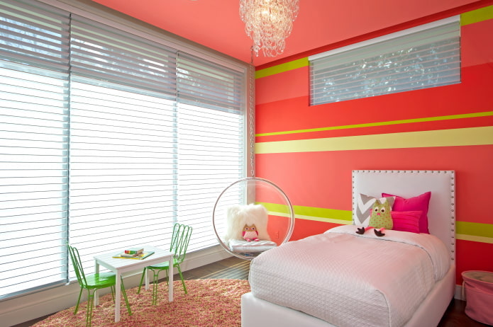 Papel pintado rojo y verde en la habitación infantil