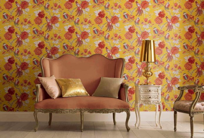 Papel pintado rojo y amarillo con flores