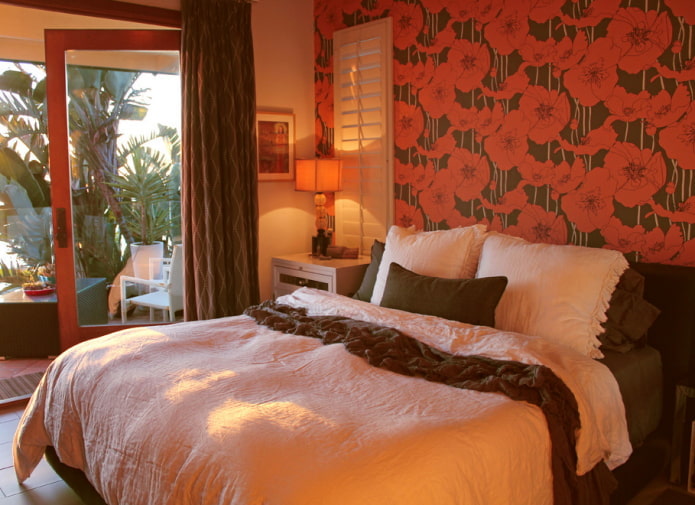 Papel pintado rojo y marrón en el dormitorio