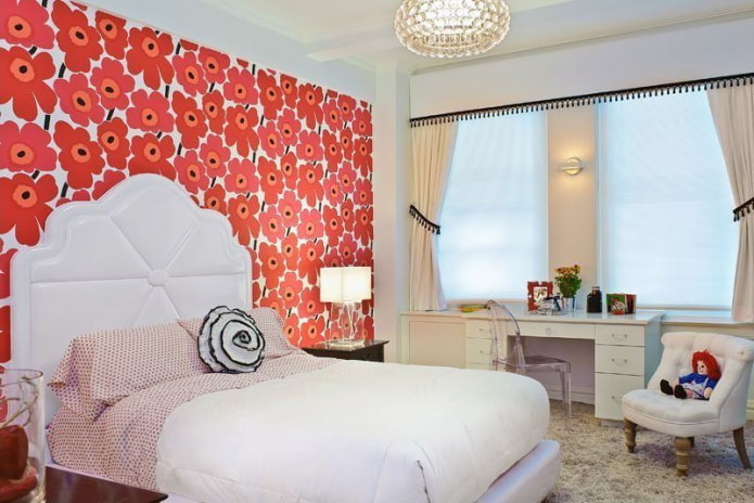 Muebles claros en el dormitorio con papel pintado estampado
