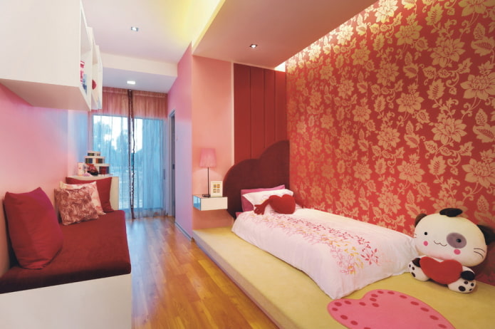 habitación infantil con papel pintado rojo y dorado
