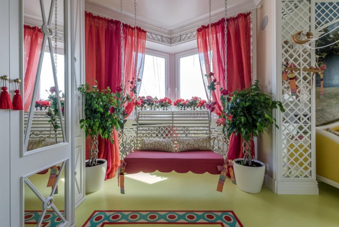Cortinas de lino rojo en el interior