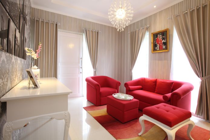 papel pintado beige y un sofá rojo brillante