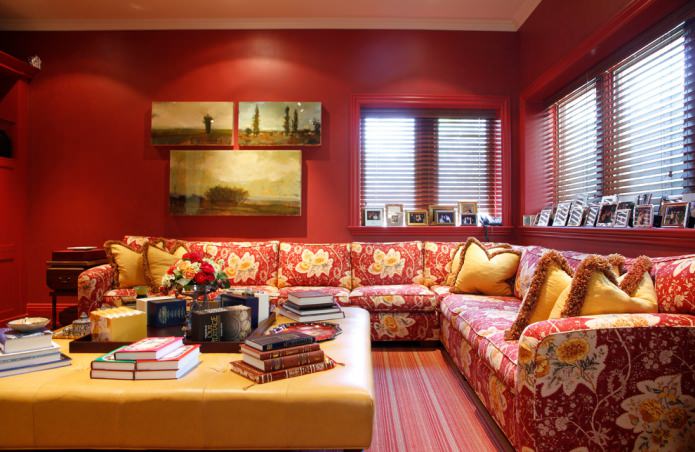 Sofá rojo y amarillo con estampado