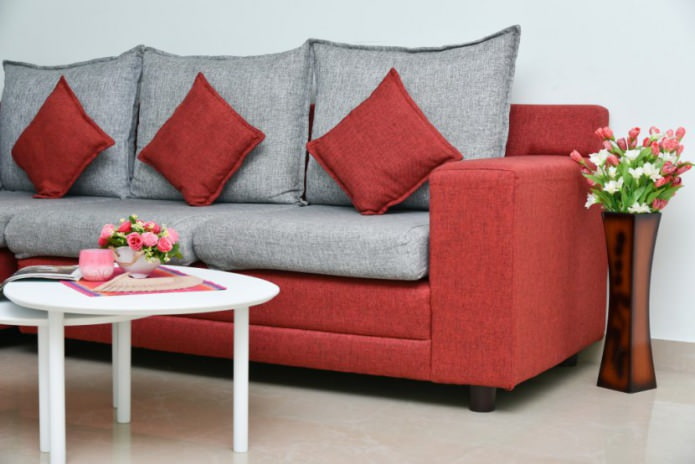 Sofá gris y rojo