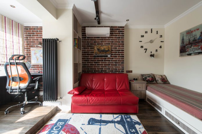 sofá de cuero rojo en la habitación de un adolescente