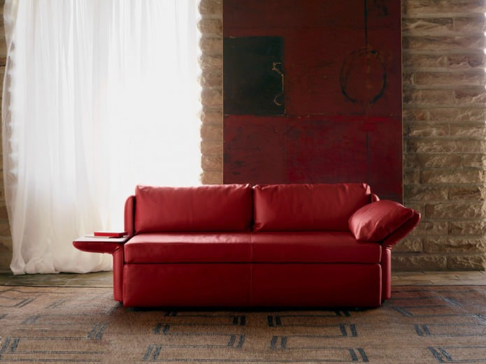 sofa con mesa en el reposabrazos