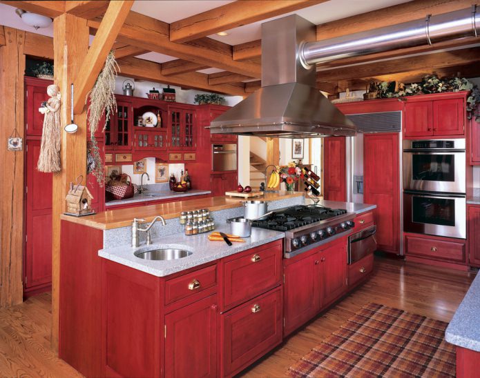 Muebles de madera maciza en una cocina espaciosa
