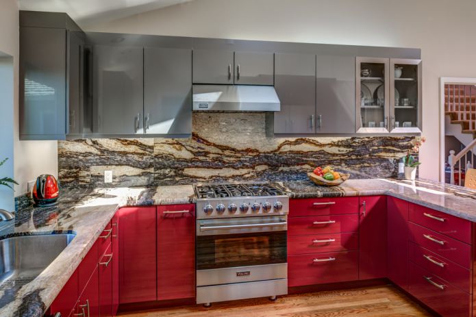 Juego de cocina con fondo rojo y encimera gris