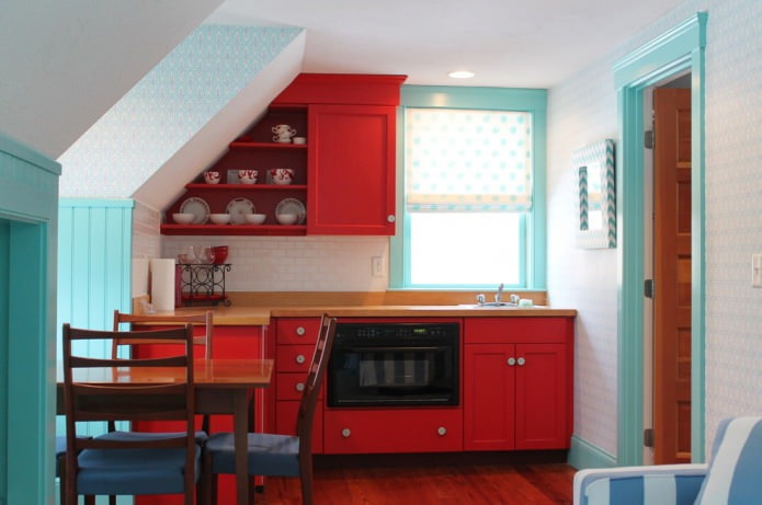 Papel pintado blanco y azul en la cocina con fachadas rojas