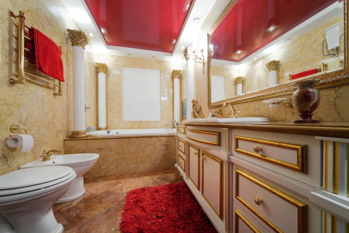baño combinado con un gran espejo