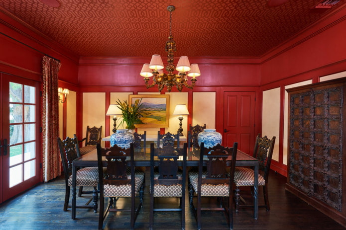 comedor rojo con estampados en el techo