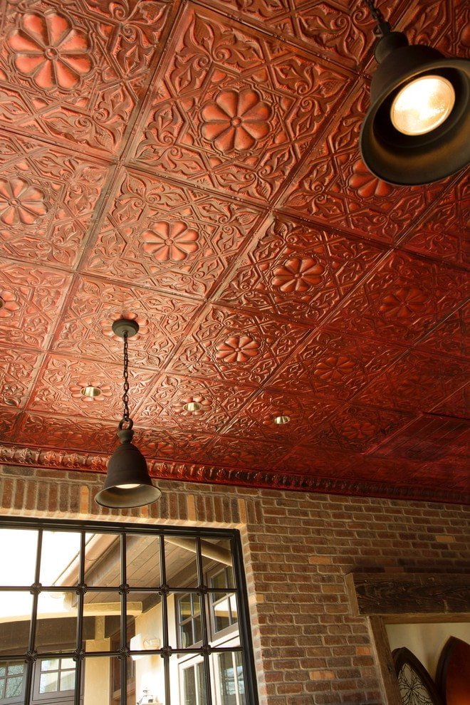 azulejo rojo oscuro en el techo