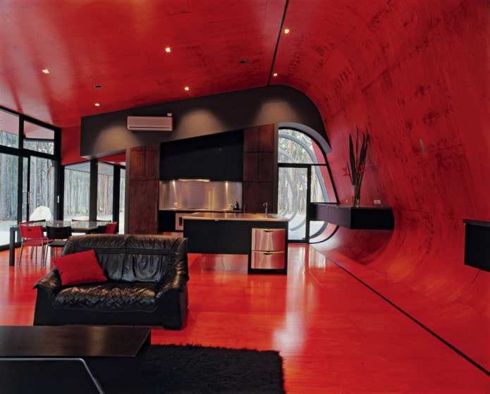 paredes y techo rojos con muebles negros