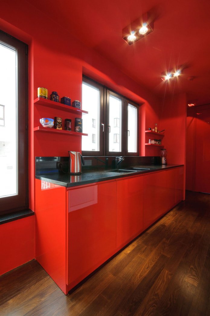 cocina totalmente roja con suelo de madera