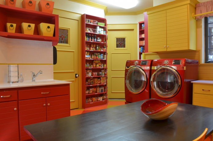 combinaciones de paredes amarillas con muebles y electrodomésticos rojos en la cocina