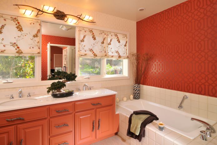 Interior de baño en rojo y beige