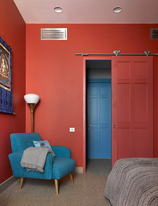 Habitación en rojo y azul