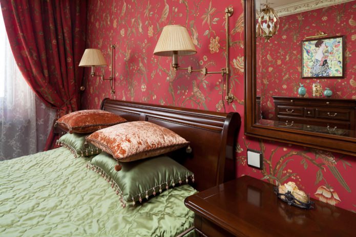 Estilo clásico de un dormitorio rojo oliva