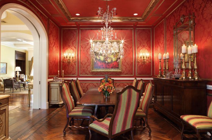 Estilo clásico de un comedor rojo