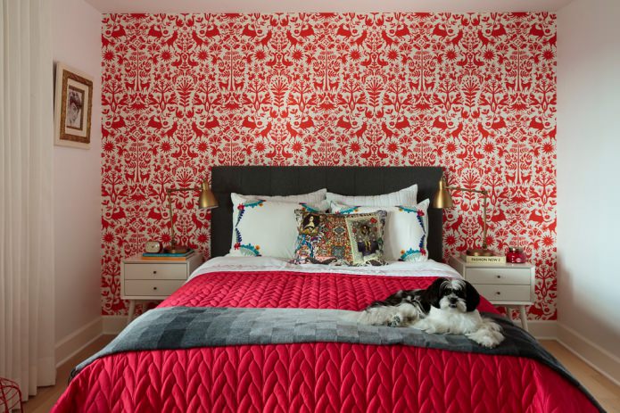 papel pintado rojo y blanco en el dormitorio